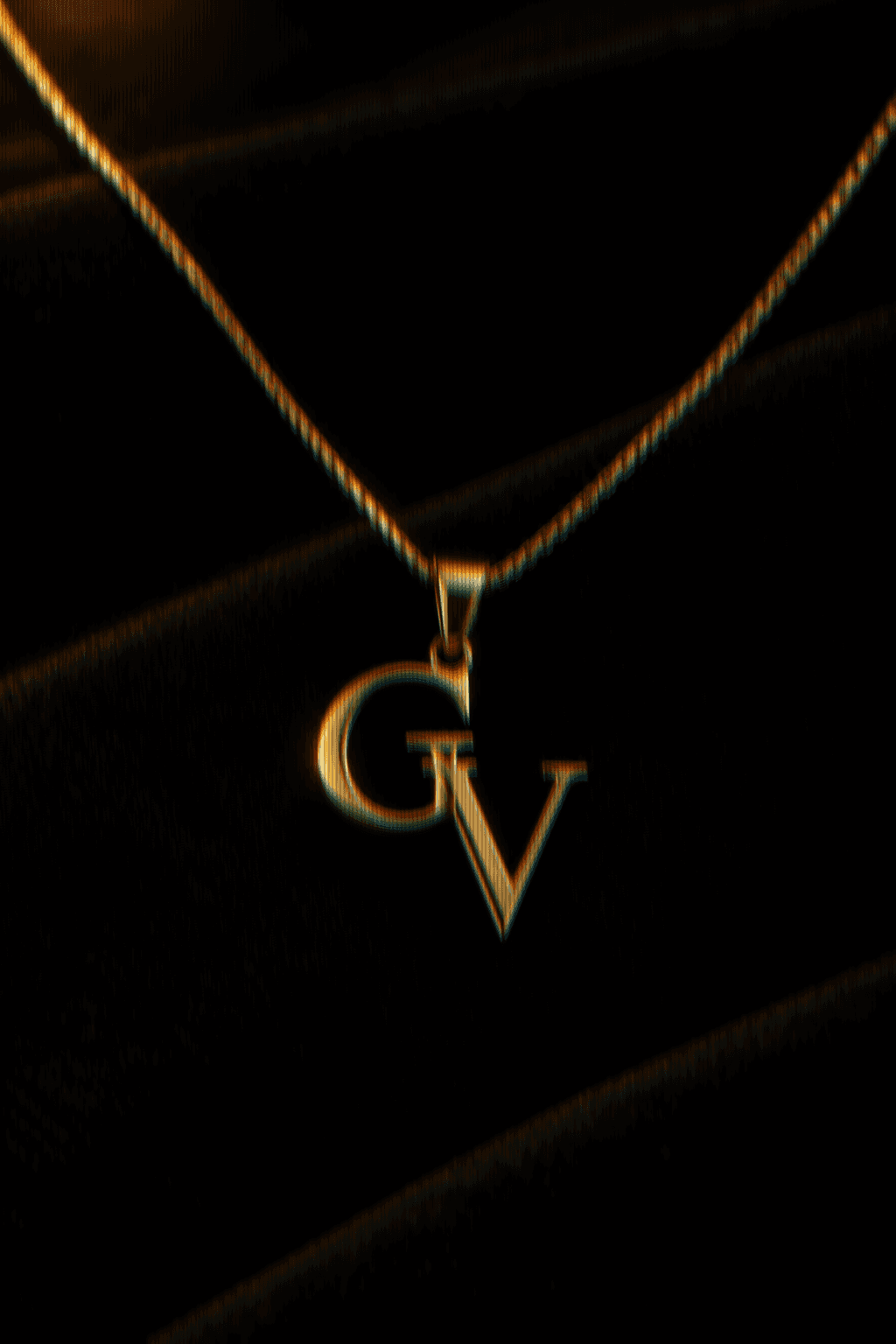 Colar Gold Vibes com pingente monograma GV